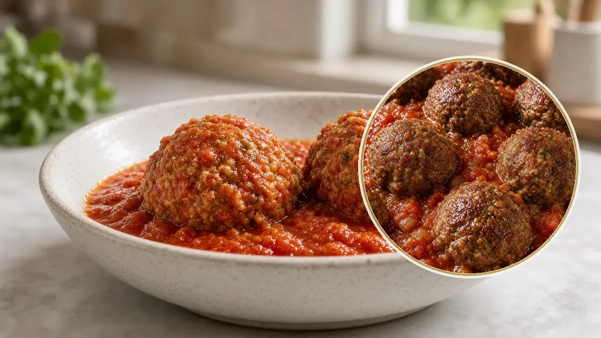 Dos albóndigas en salsa de jitomate dentro de un tazón