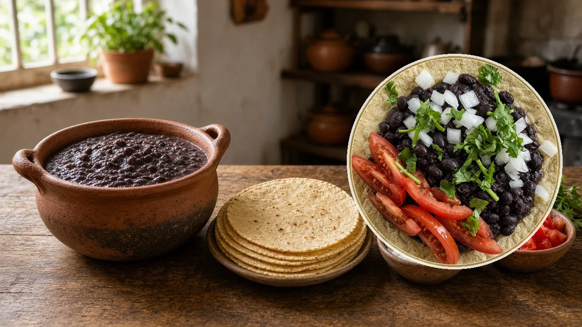 Mesa con frijol, tortilla y verdura. En primer plano, el plato servido, comida saludable.