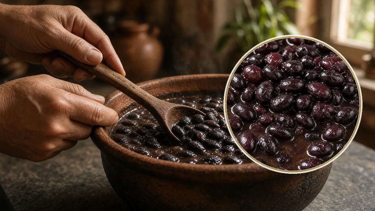 Persona sirviendo frijol de olla. En primer plano, el grano entero en caldo.