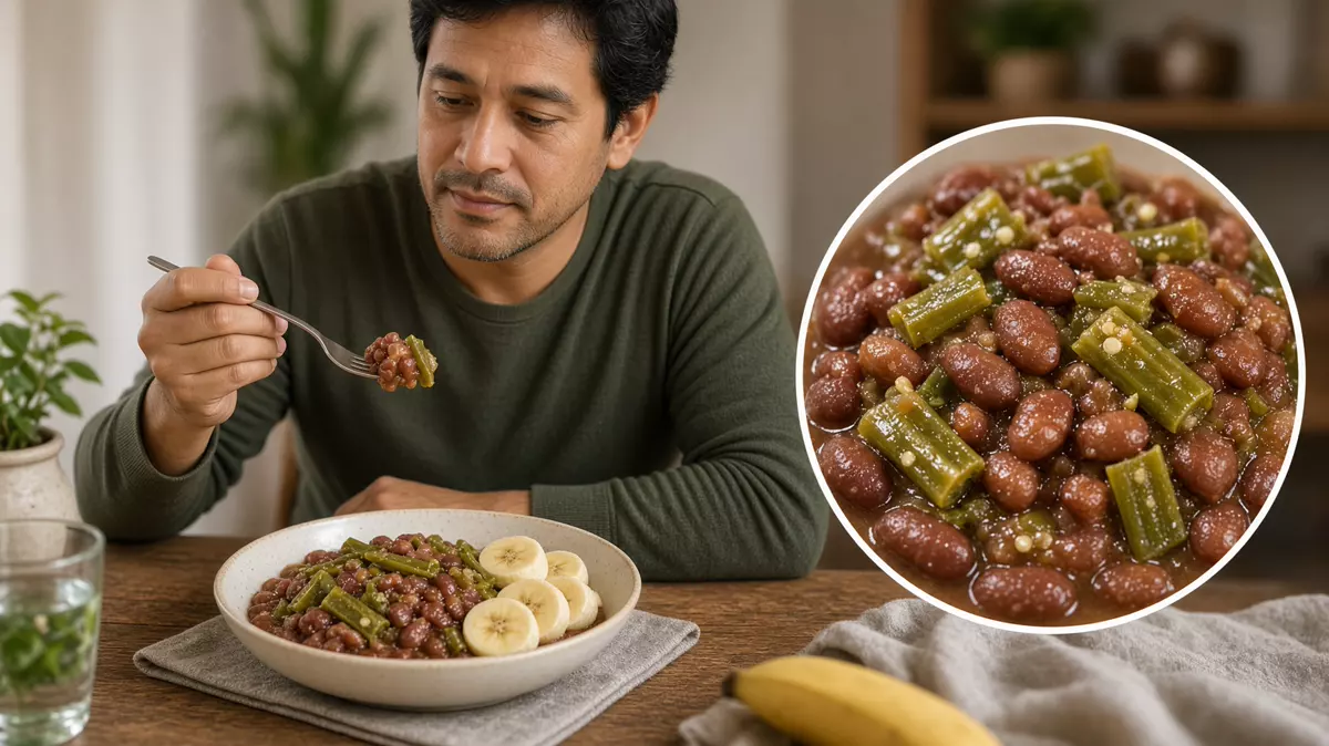 Persona comiendo frijol, nopal y plátano. En primer plano, frijol y nopal.