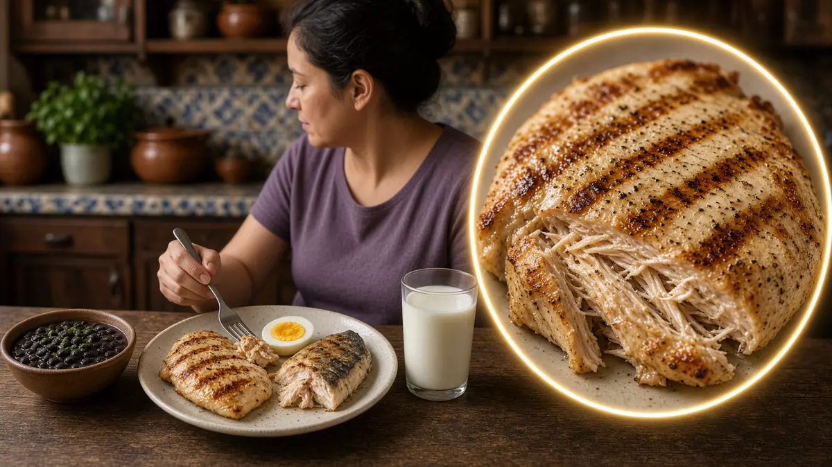 Mesa con pollo, huevo y pescado. En primer plano, las fibras de la pechuga, proteína animal.