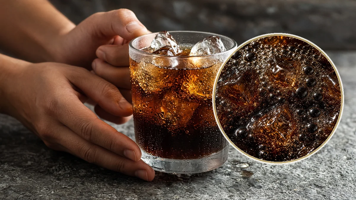 Persona compara refresco con agua. En primer plano, el vaso de refresco.