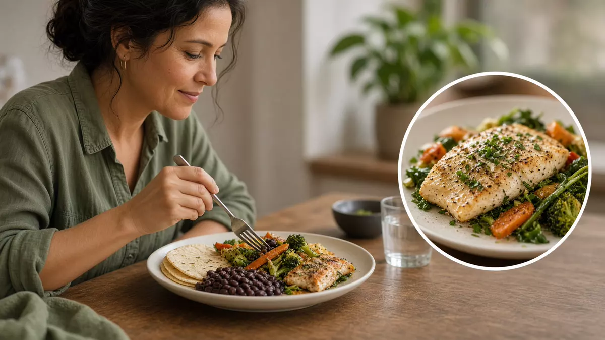 Persona con un plato mayormente vegetal. En primer plano, un poco de pescado.