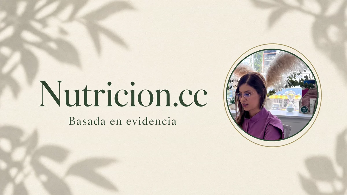 Cocina mexicana con frutas, verduras y tortillas, y un plato con proteína, verduras y grano.